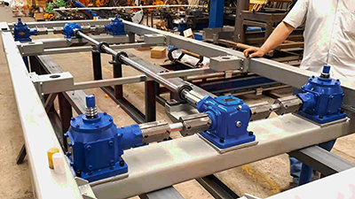 齒輪<a href='/default.html'>絲桿升降機(jī)</a>平臺安裝